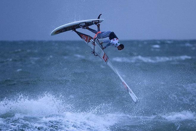 Tonky Frans mid push loop - Sylt 2008 ©  John Carter / PWA http://www.pwaworldtour.com